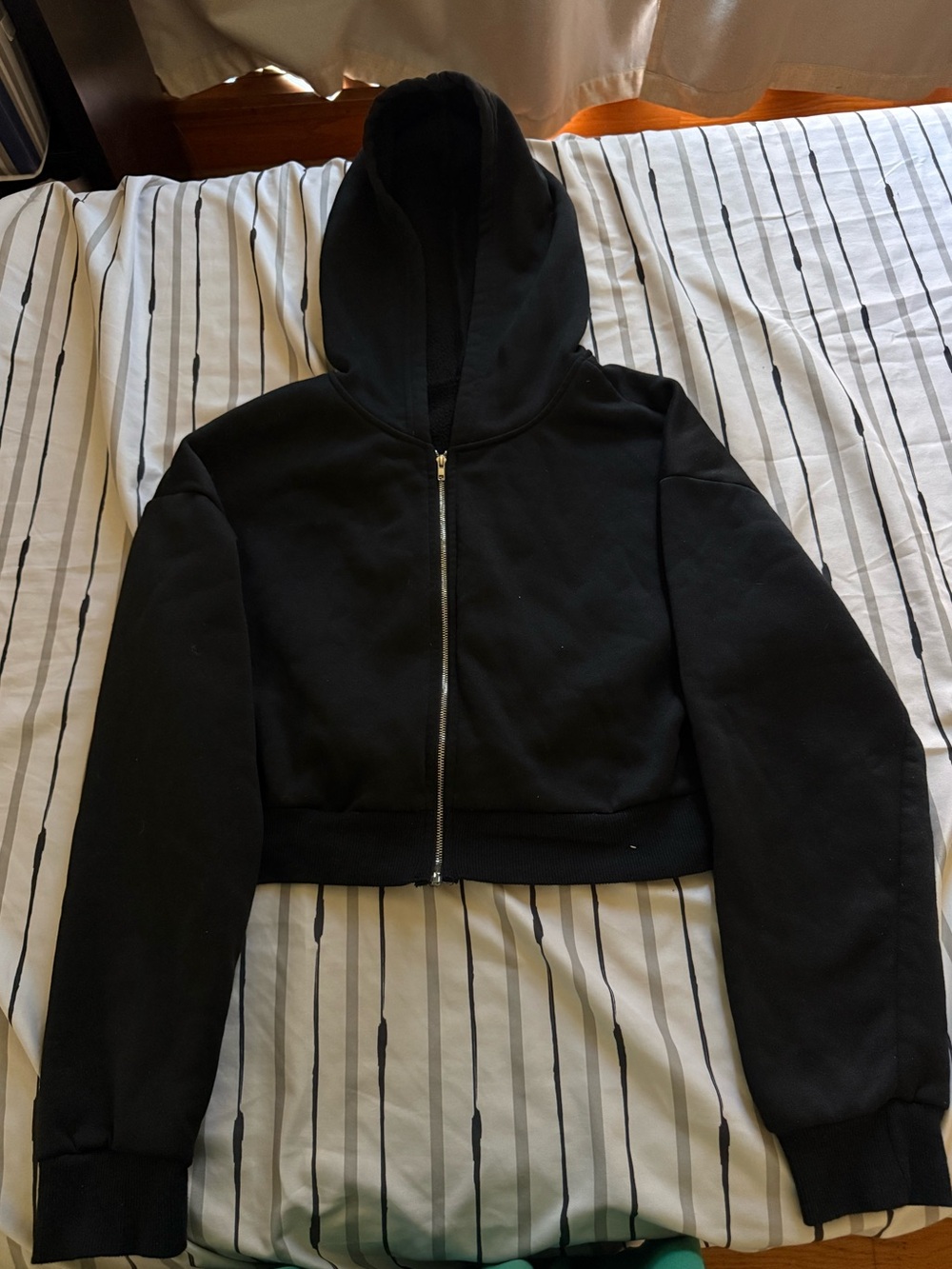 Fitted Black Cropped Zip-Up Hoodie with Silver Zipper